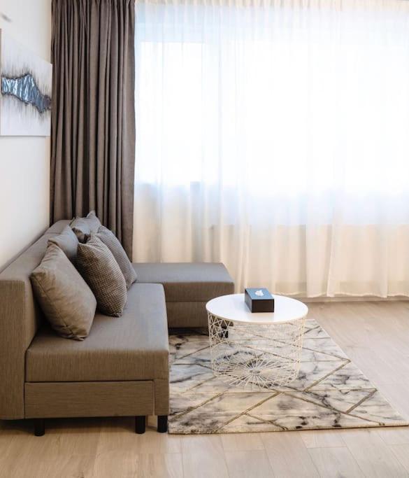 Tran Chien Apartment With Free Private Parking プラハ エクステリア 写真