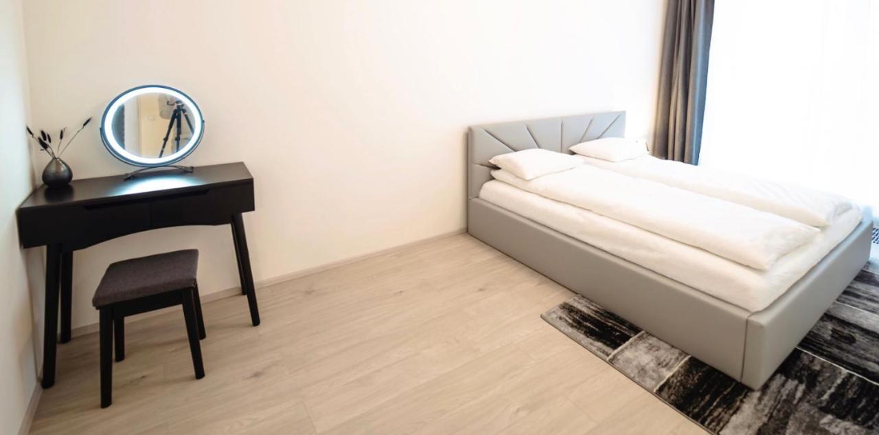 Tran Chien Apartment With Free Private Parking プラハ エクステリア 写真
