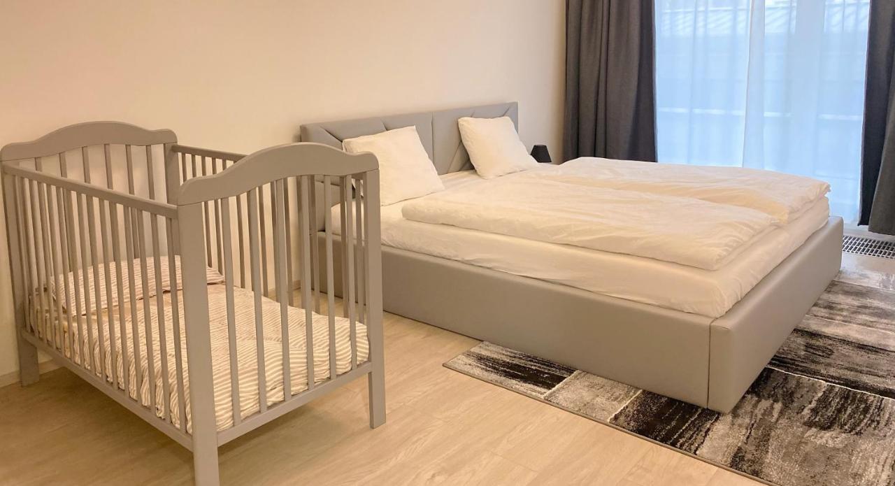 Tran Chien Apartment With Free Private Parking プラハ エクステリア 写真